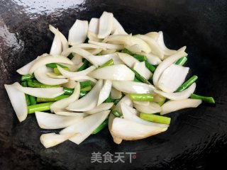 洋葱炒蒜薹步骤5