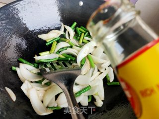 洋葱炒蒜薹步骤6