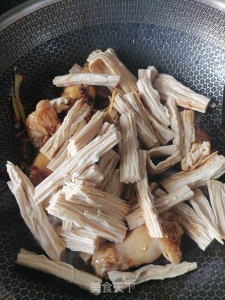 鸡腿烧腐竹步骤6
