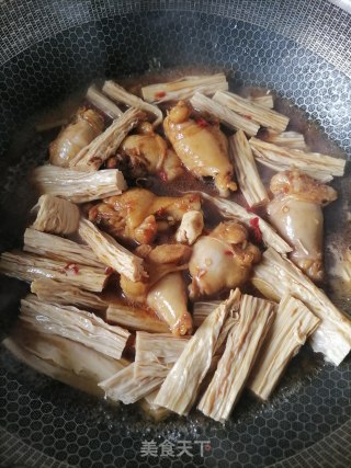 鸡腿烧腐竹步骤7