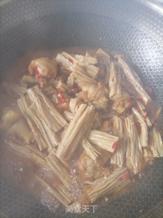 鸡腿烧腐竹步骤8