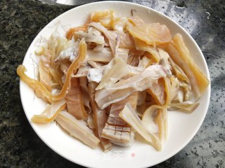 洋葱炒墨鱼干步骤2
