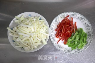 青红椒炒白玉菇步骤2