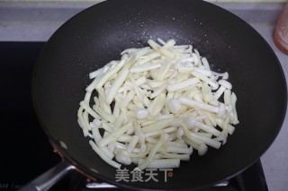 青红椒炒白玉菇步骤3