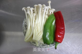 青红椒炒白玉菇步骤1
