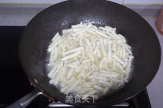 青红椒炒白玉菇步骤4
