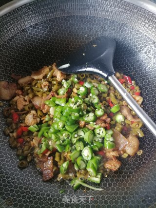 酸豇豆角炒肉步骤5
