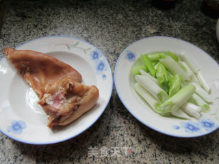 大葱炒猪耳朵步骤1