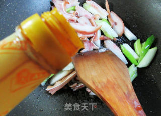 大葱炒猪耳朵步骤6