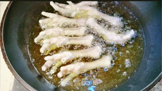 鸡爪除了凉拌红烧，虎皮的做法也是超级好吃的！！步骤3