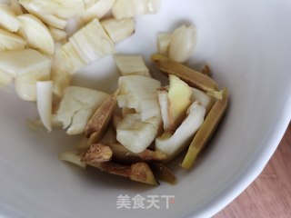 五花肉炒佛手瓜苗步骤3