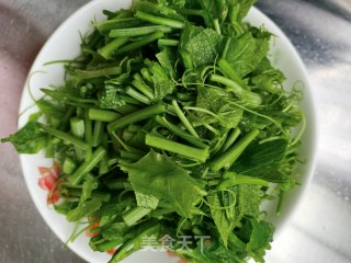 五花肉炒佛手瓜苗步骤2