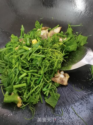 五花肉炒佛手瓜苗步骤7