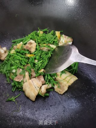 五花肉炒佛手瓜苗步骤8
