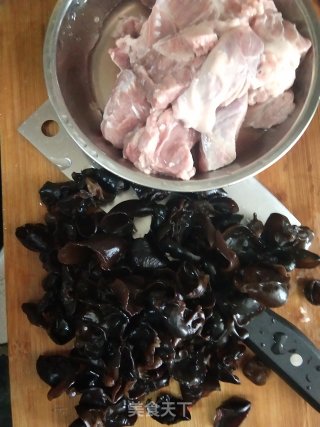 八味猪头肉焖爆木耳步骤1