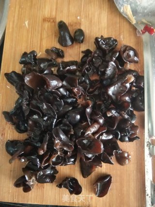 八味猪头肉焖爆木耳步骤2