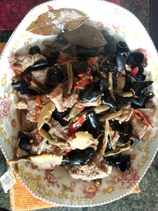 八味猪头肉焖爆木耳步骤5