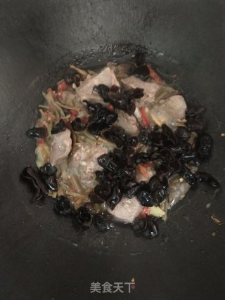 八味猪头肉焖爆木耳步骤4