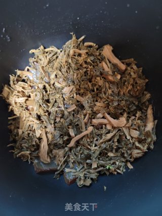 腊肉焖大头菜步骤5