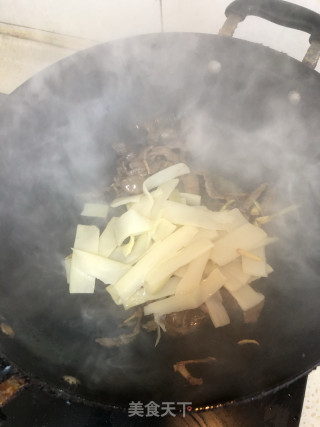 牛肉炒笋片步骤3