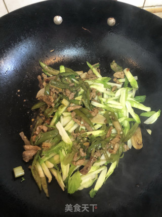 青椒儿菜肉丝步骤4