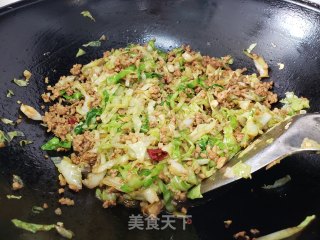 包菜丝炒肉末步骤6