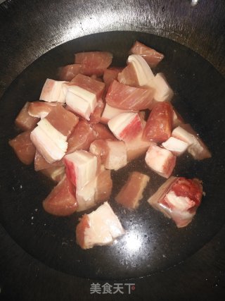 红烧肉炖萝卜步骤1