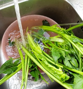 培根炒菠菜梗步骤2