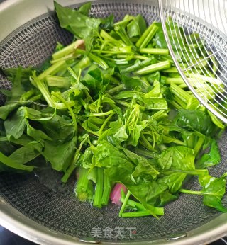 培根炒菠菜梗步骤6