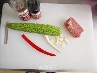 夏季下饭菜苦瓜炒牛肉❗️苦瓜爽脆牛肉滑嫩，小满节气美食步骤1