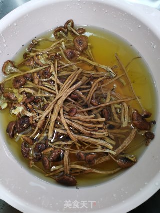 茶树菇炖肉步骤1