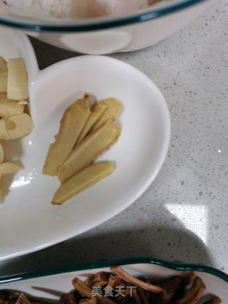 茶树菇炖肉步骤3