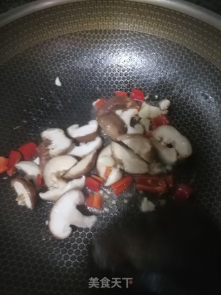 芽白菜炒香菇步骤3