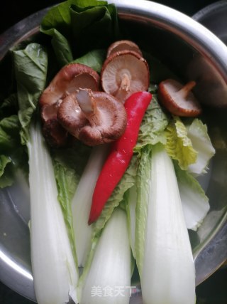 芽白菜炒香菇步骤1