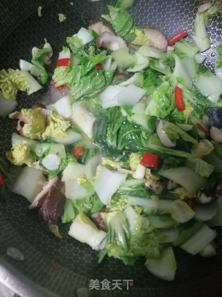 芽白菜炒香菇步骤6
