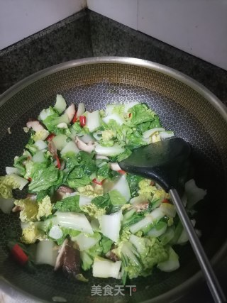 芽白菜炒香菇步骤5