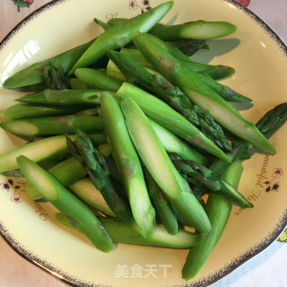 虾球炒香干芦笋步骤5