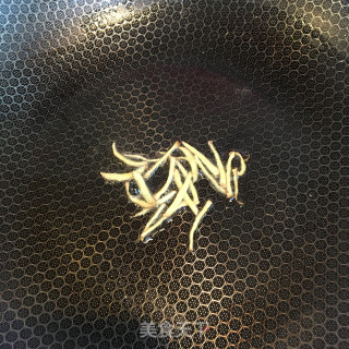虾球炒香干芦笋步骤6
