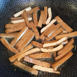 虾球炒香干芦笋步骤8