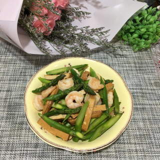 虾球炒香干芦笋步骤12