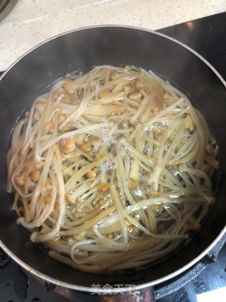 牛肉滑炒黄金菇步骤2