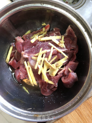 牛肉滑炒黄金菇步骤1