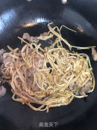 牛肉滑炒黄金菇步骤4
