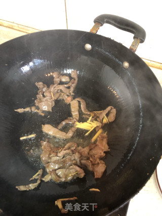 牛肉滑炒黄金菇步骤3