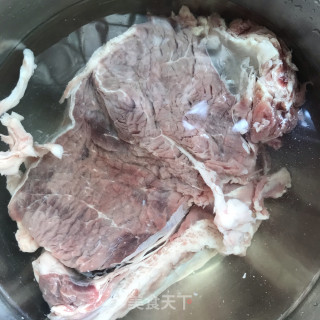 红烧牛肉炖土豆步骤1