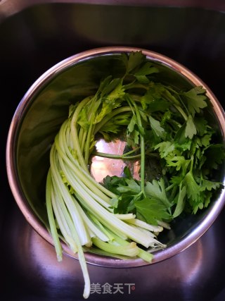 腐竹炒芹菜步骤2