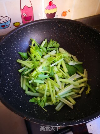 腐竹炒芹菜步骤4