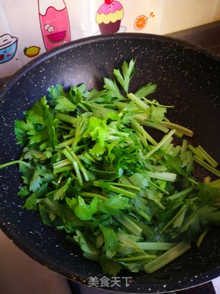 腐竹炒芹菜步骤5