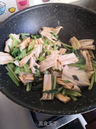 腐竹炒芹菜步骤7