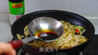 韭菜炒萝卜干步骤4